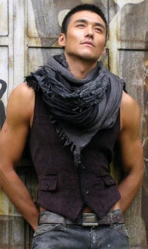 钟汉良让胡兵站c位钟汉良胡兵互让c位 本来走秀画面挺帅的，结果钟汉良发现自己站C