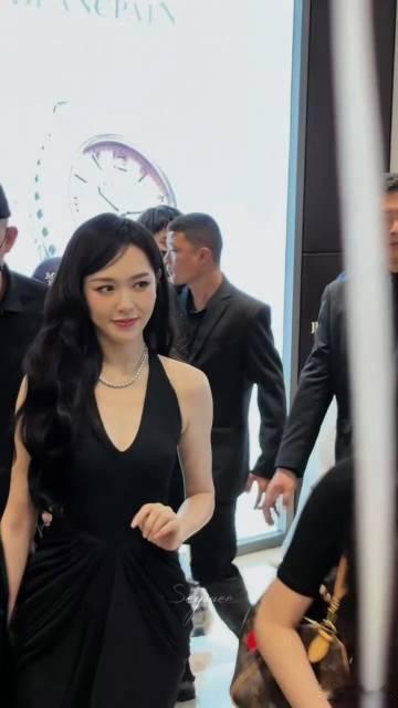 唐嫣挂脖露背黑裙唐嫣黑天鹅即视感挂脖露背黑裙上身，唐嫣优雅绽放，高级感扑面而来。