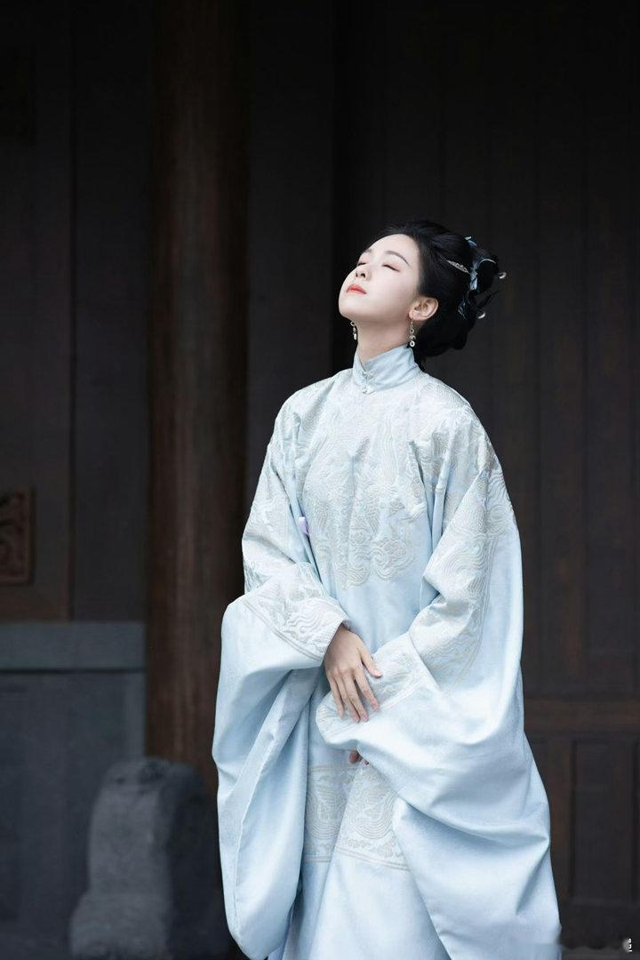 陈都灵三部女主破万剧陈都灵翘楚扛剧能力剧集热度屡创佳绩，陈都灵三部女主剧全员破万