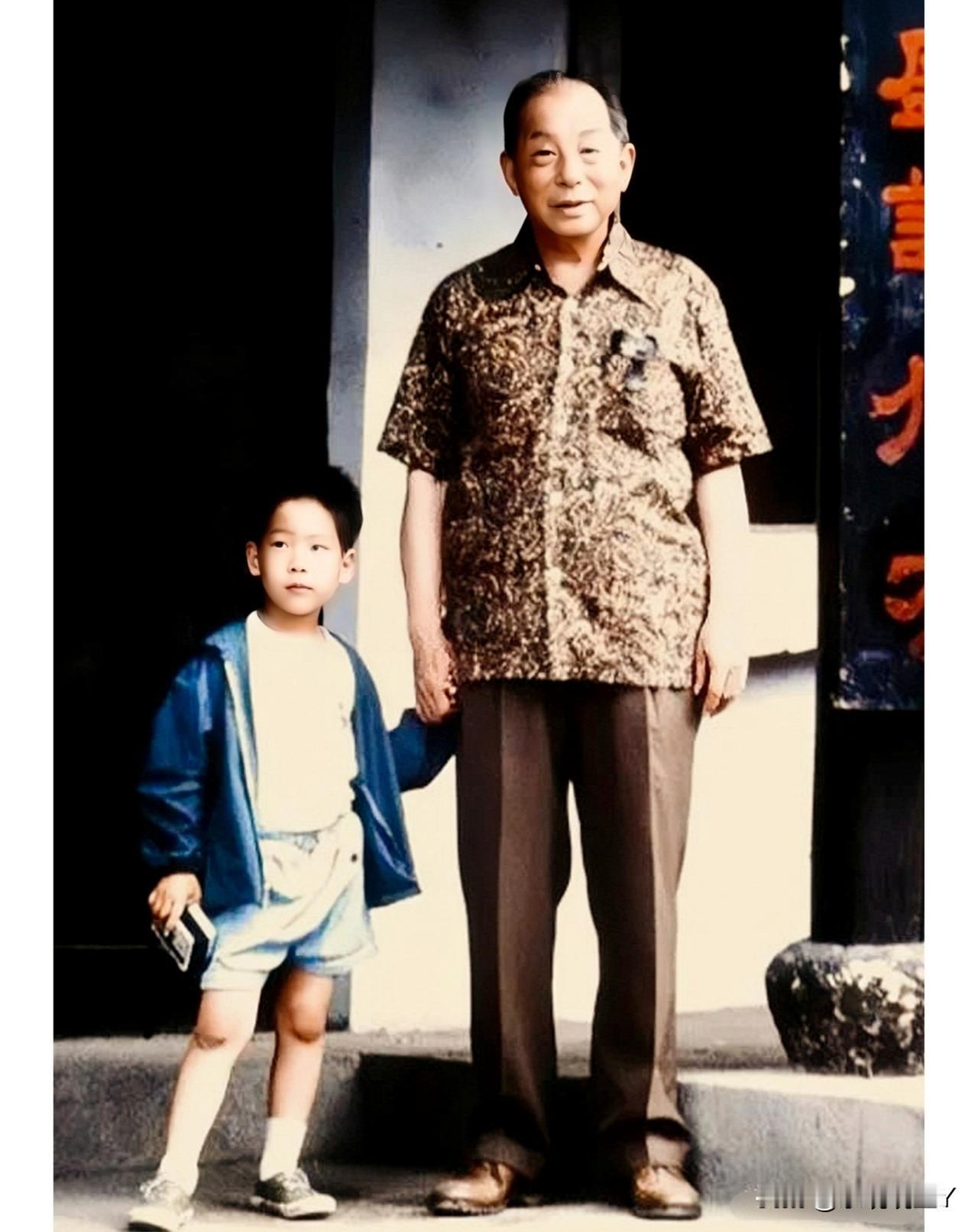 上世纪六十年代末，台湾，张学良软禁期间和他的孙子张居信的合影老照片。这可不是演戏