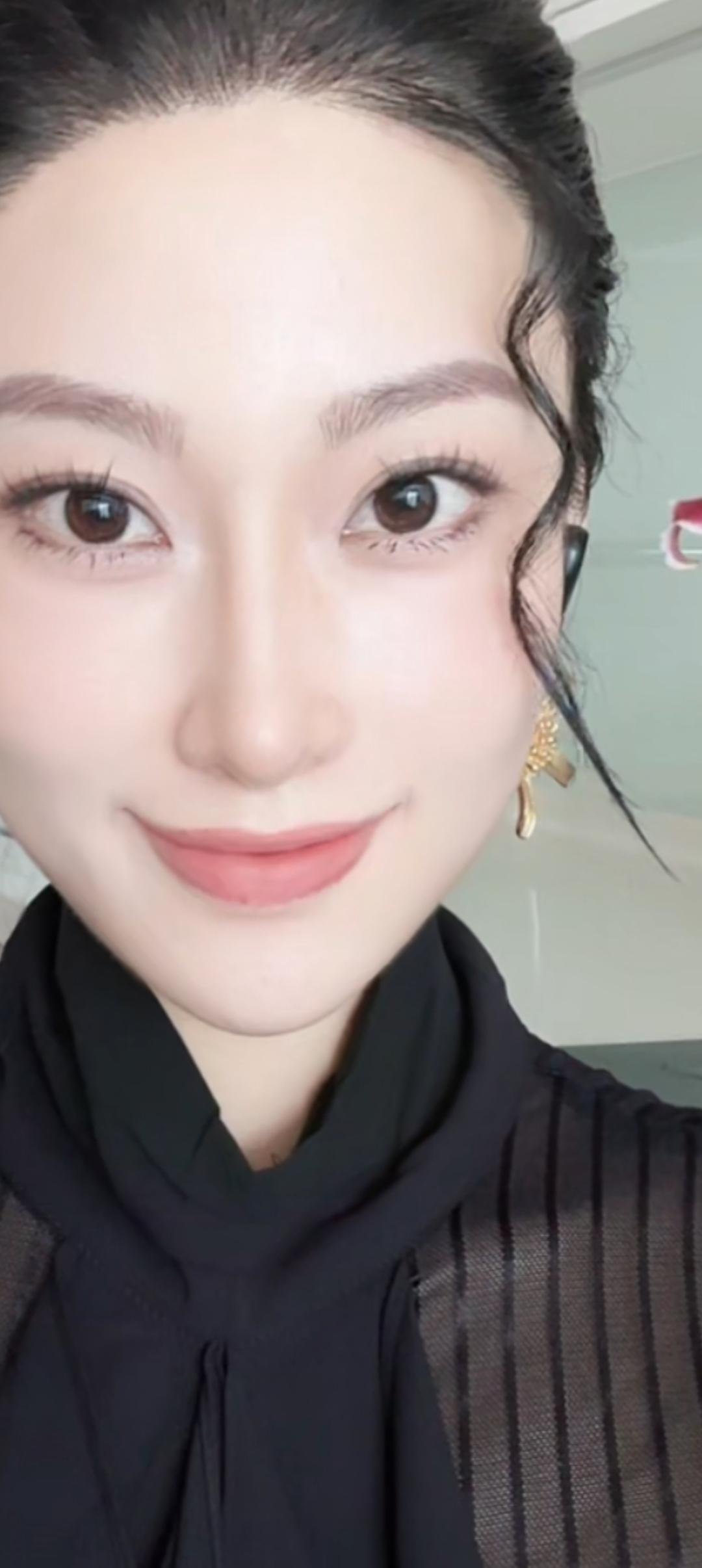 这位小姐姐笑容甜美，耳环很亮眼！