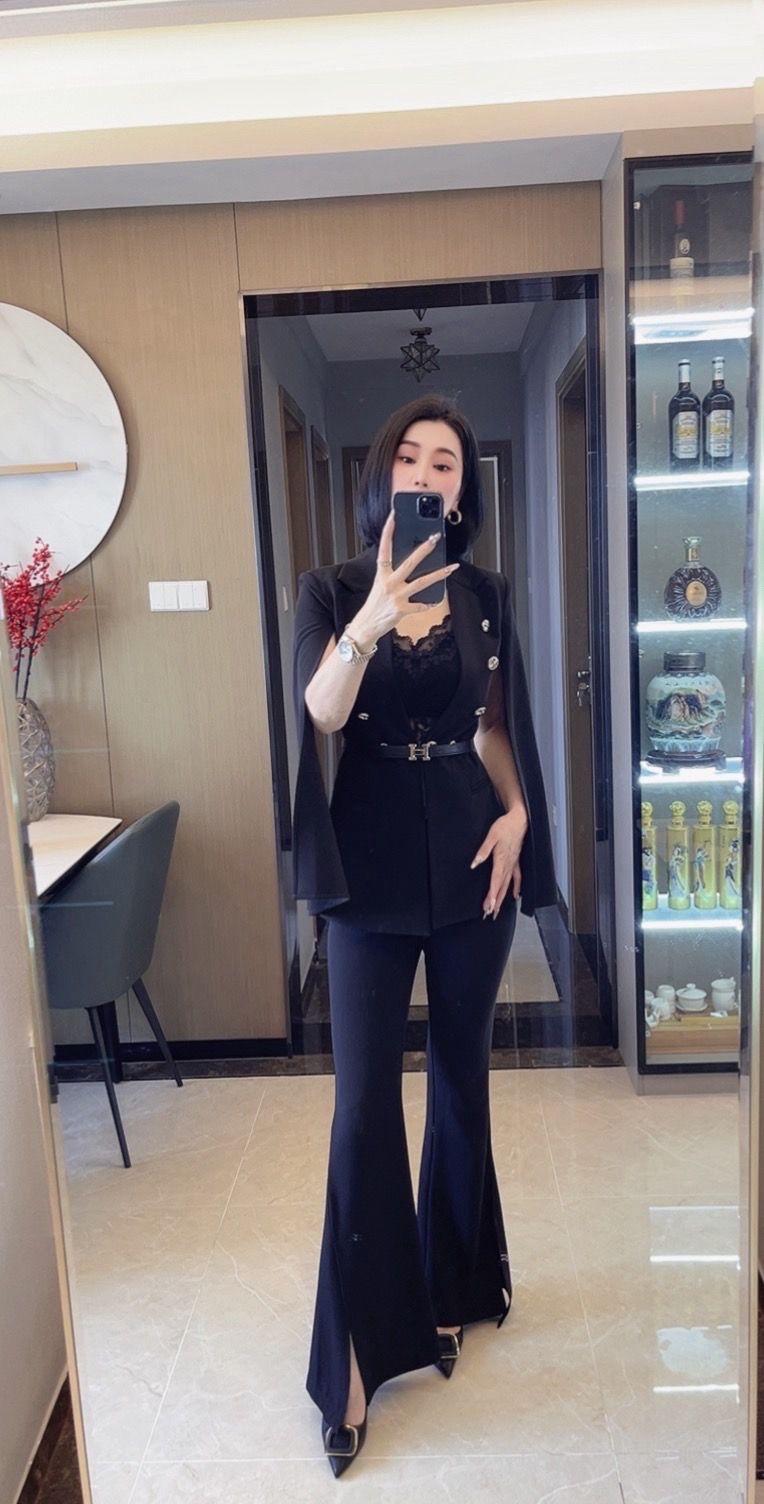 优雅黑裙，自信自拍，时尚穿搭指南