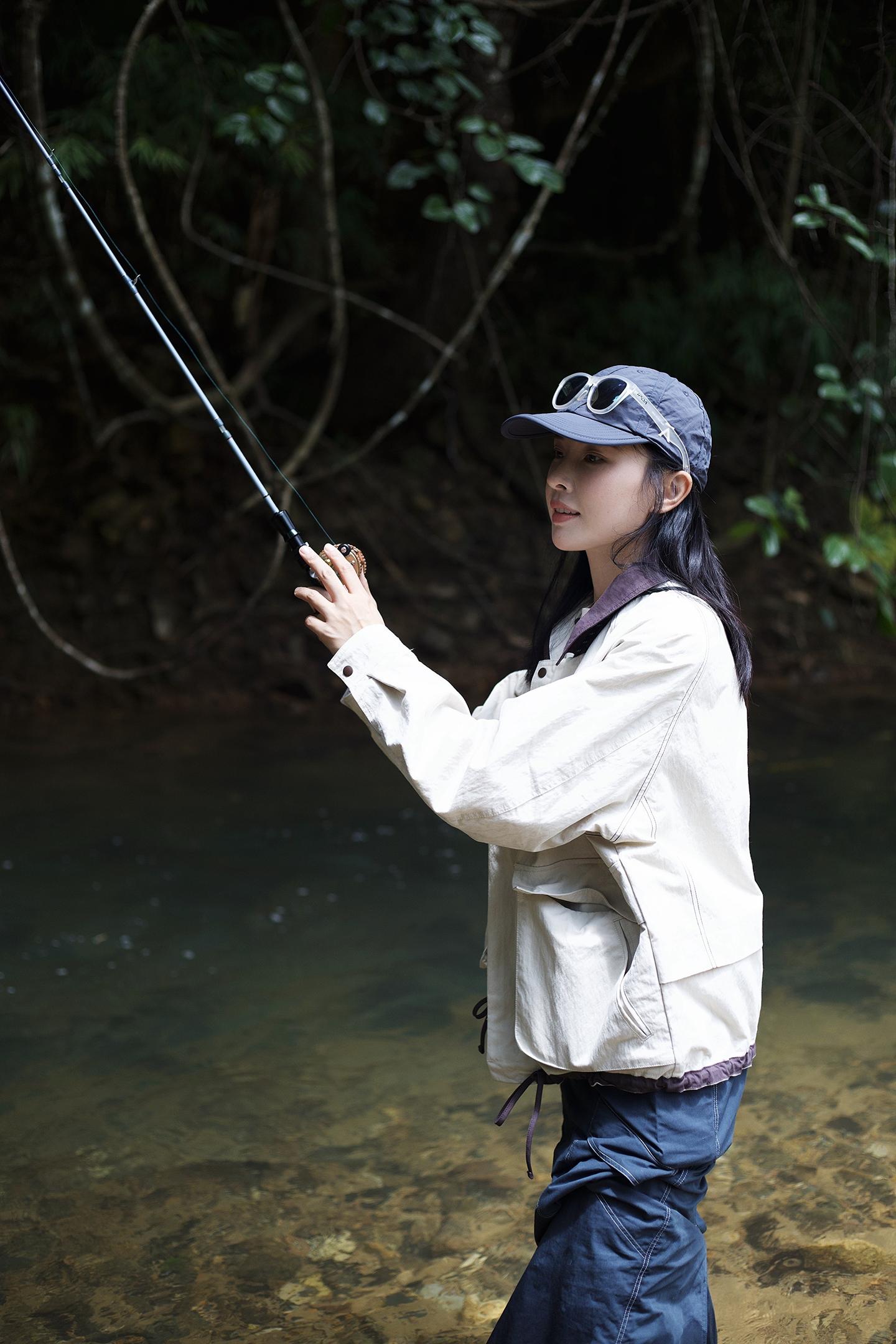 钓上来的鱼🐟多半会放回水里。它们属于这潺潺的流动，属于石缝间的光影而...