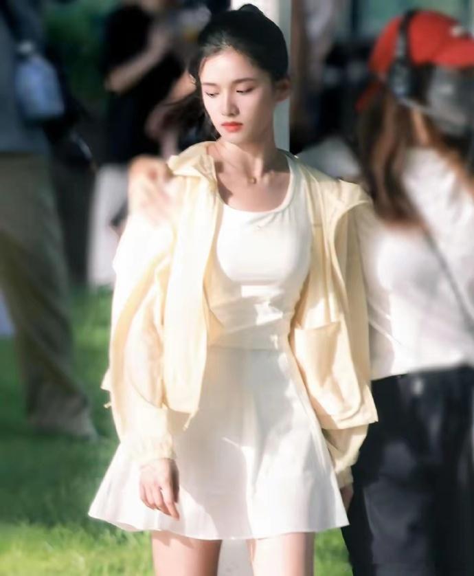 宋威龙张婧仪分别路透宋威龙送张婧仪离开藤城路透哇！宋威龙张婧仪《野狗骨头》路透来