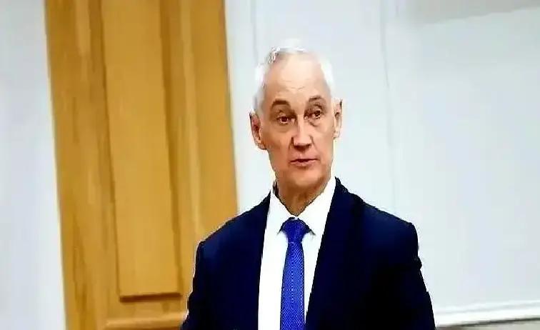 果不其然。
地图一刷新，东北那一线像被人掐住了脉门。
名字不响的库皮扬斯克，又一