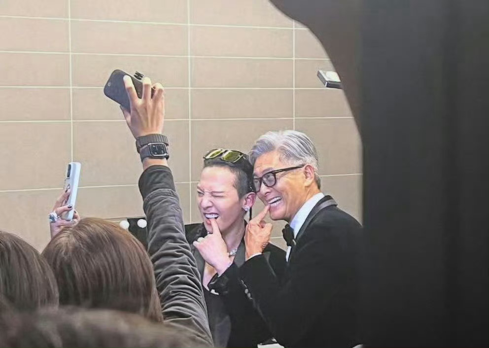 周润发权志龙后台合照来啦