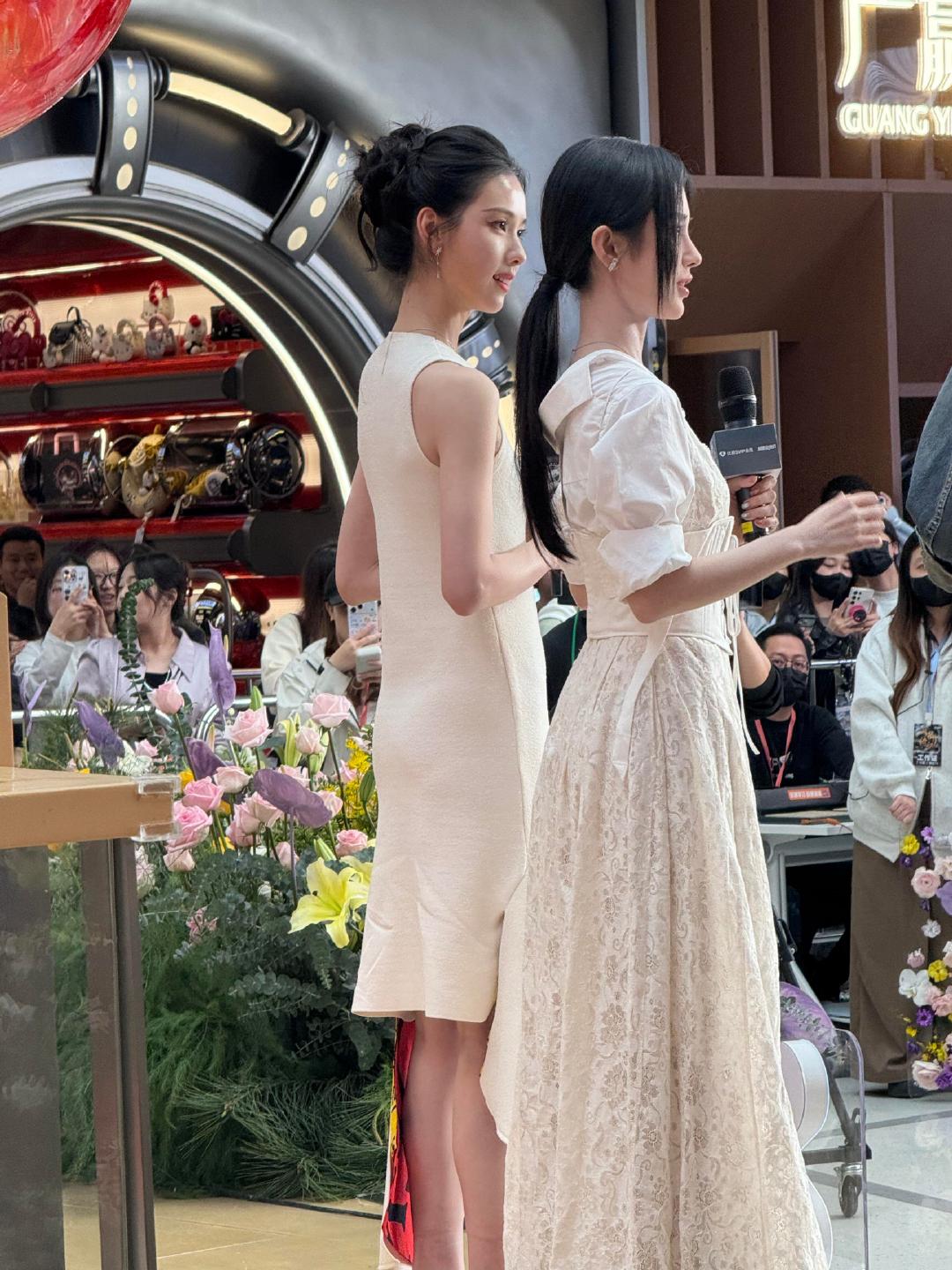 鞠婧祎陈都灵同框背影鞠婧祎陈都灵女明星的背影女明星的背影，站得笔直笔直的，又瘦仪