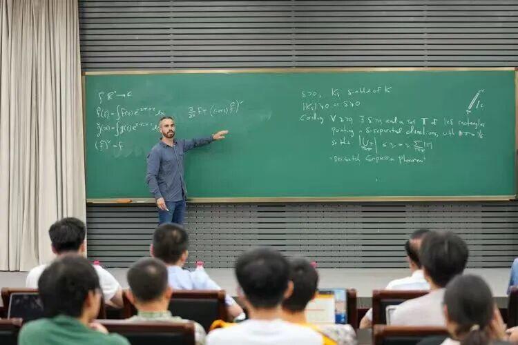 南开大学讲席教授，获国际数学大奖