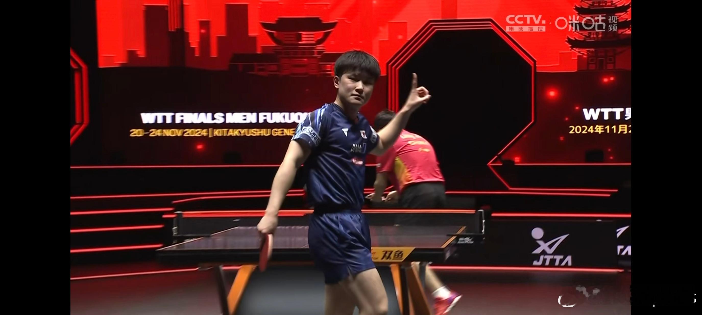 梁靖崑vs张本智和  图一：☝️图二：😛 