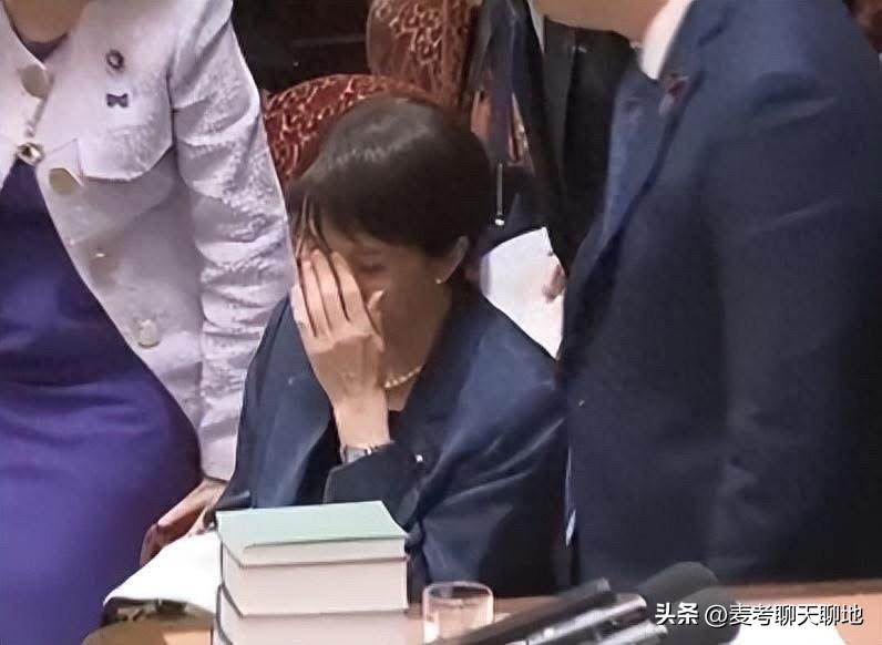 高市早苗身体出现问题，据说是类风湿关节炎的老毛病，近期有恶化的趋势。3月12日在