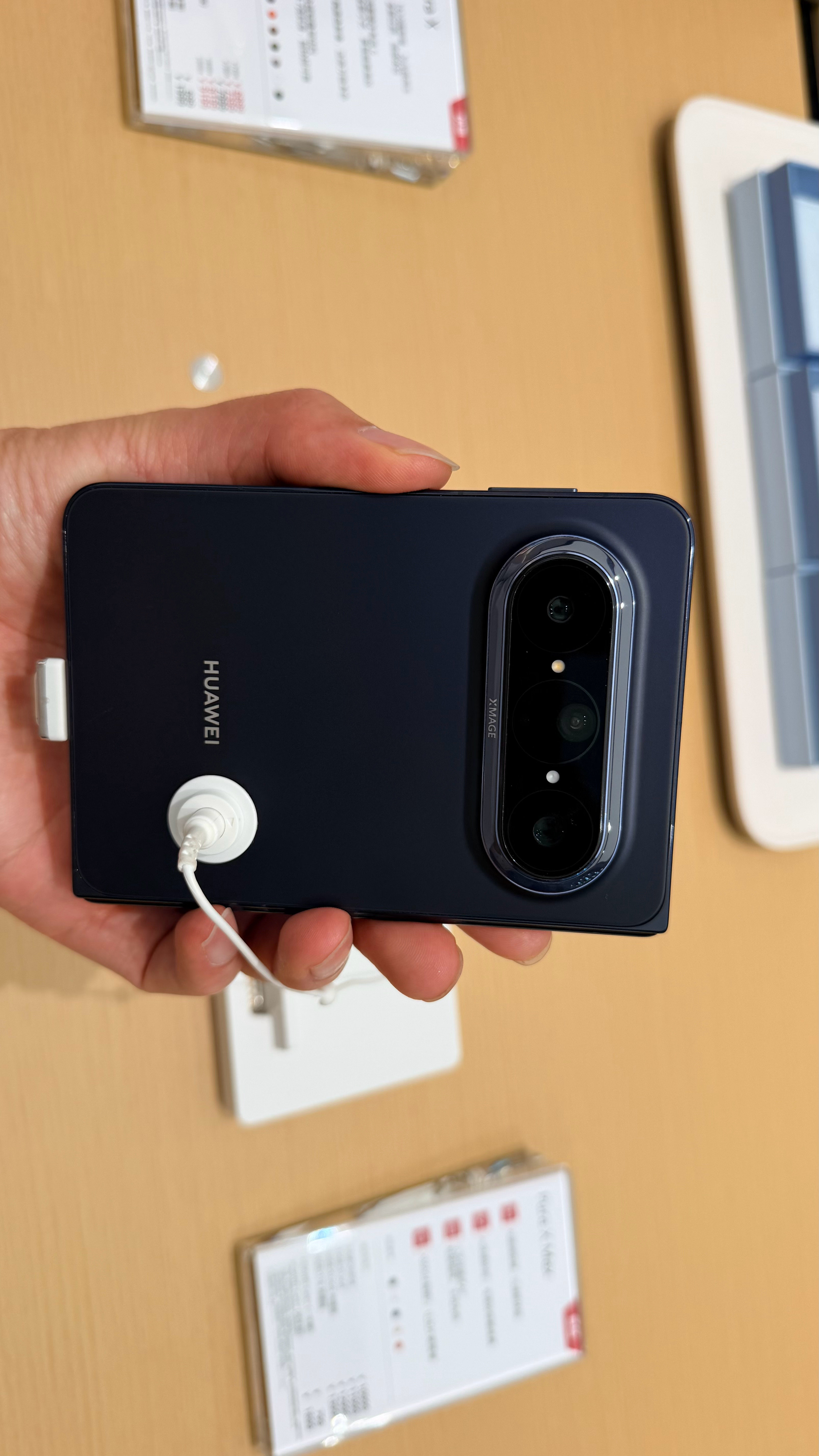 苹果的折叠大概率要做成华为 Pura X Max 这种形态了，确实有种独一无二的