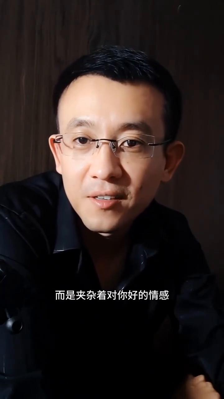 想要赚更多的钱或者想成一件事，就要避开身边的人悄悄的去努力。你承受不住的根本不是