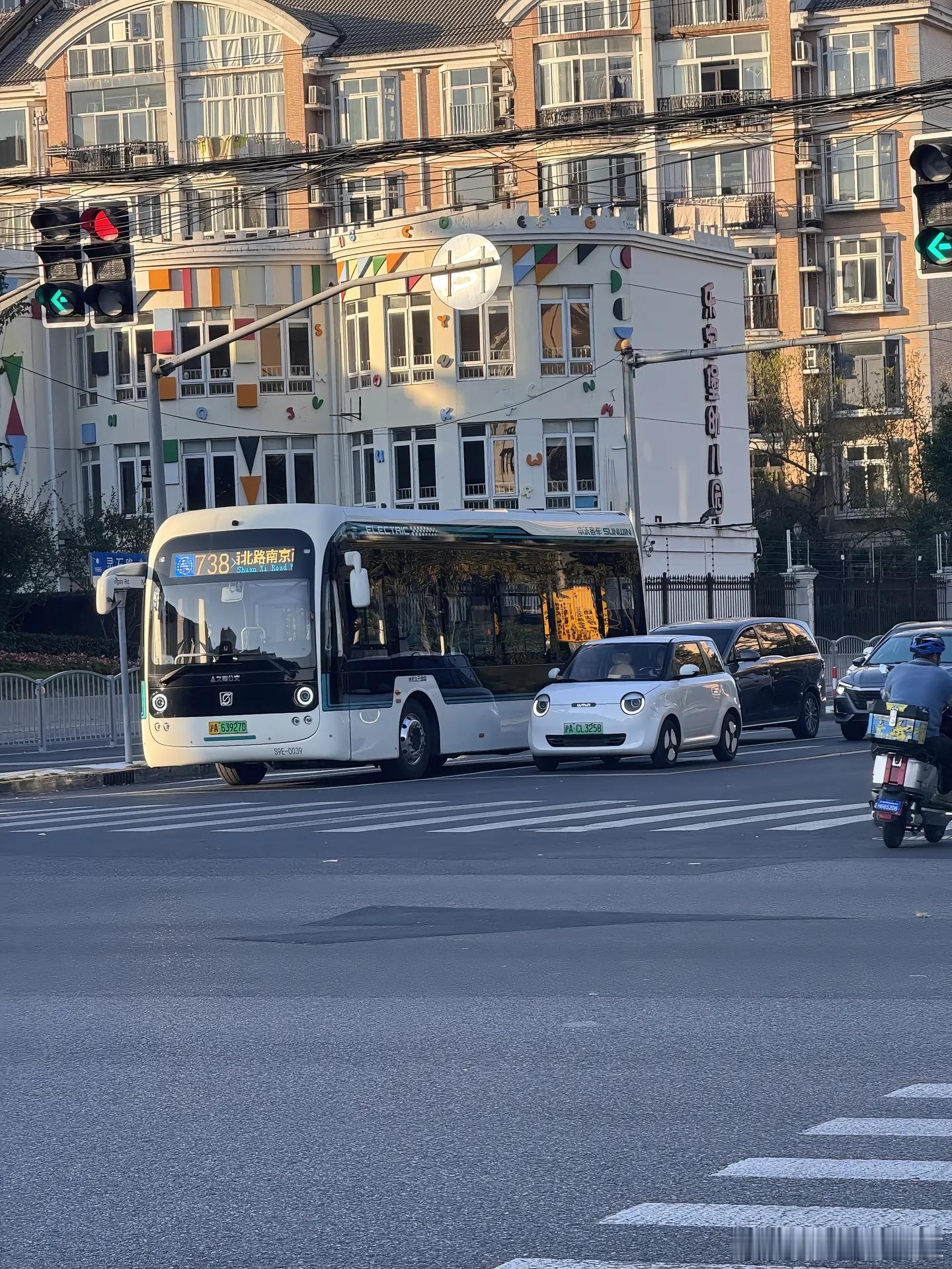 这俩人有点没头脑和不高兴的感觉