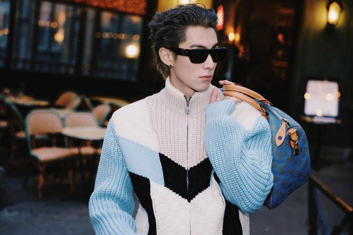 王鹤棣巴黎街角plog王鹤棣晒巴黎街角帅照 王鹤棣晒巴黎街角帅照，快来看看我们的