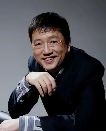 演员秦焰去世了。
他不是死于意外，
也不是死于高龄，是因病离世。

消息来得太突