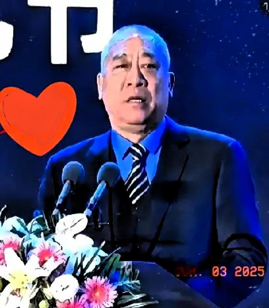 刚刚查了一下
不查不知道，一查真震撼！
他就是

河南矿山“掌舵人”崔培军，用2