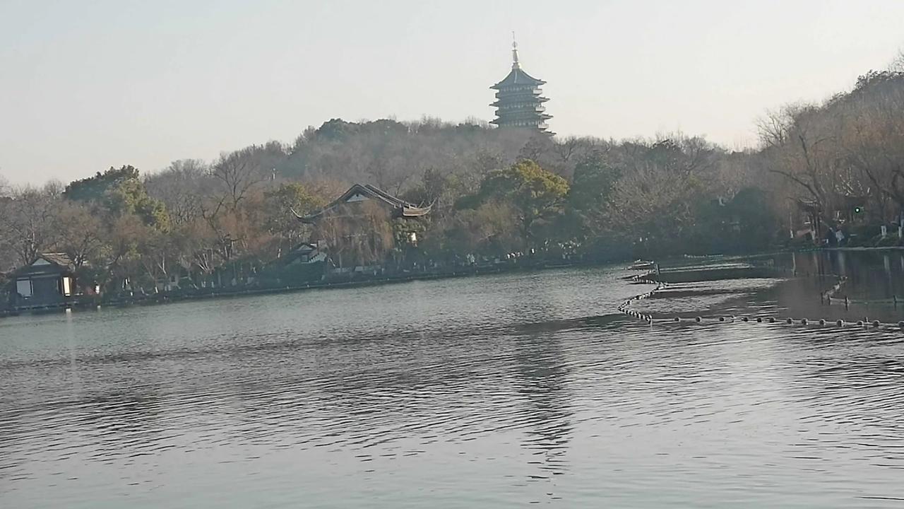 天高悬日月
地阔载山河