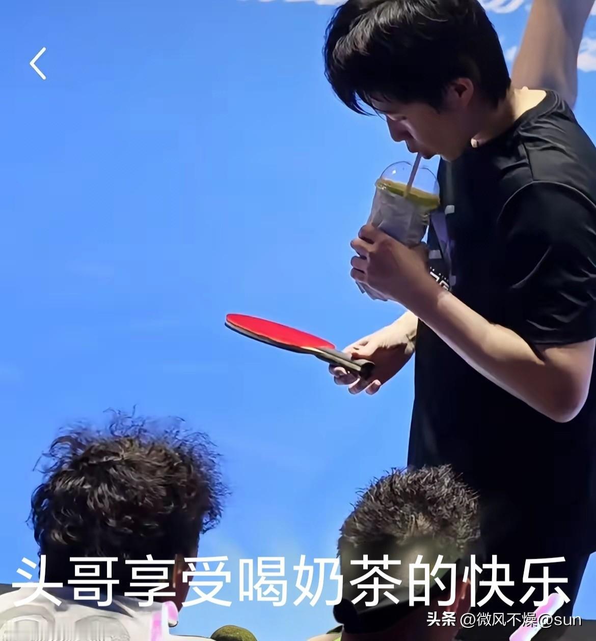 头哥在训练馆挥汗如雨，训练间隙，王cc及时带来了一杯不知奶茶还是饮料。因为细心的