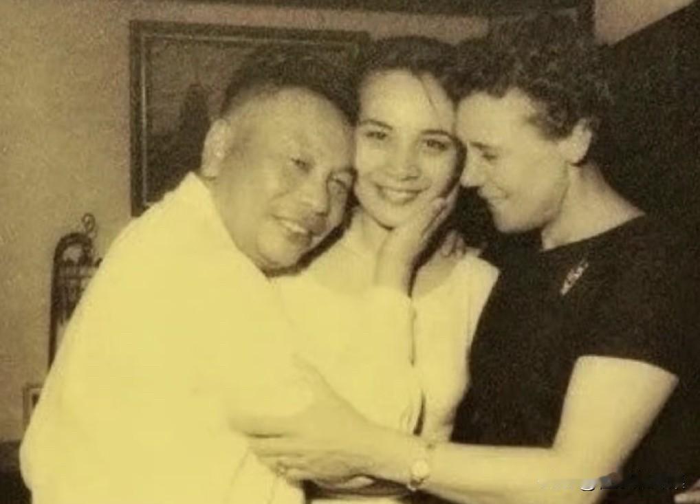 1962年，蒋经国夫妇和蒋孝章出席宴会时的合影。早在1957年，蒋孝章赴美留学。