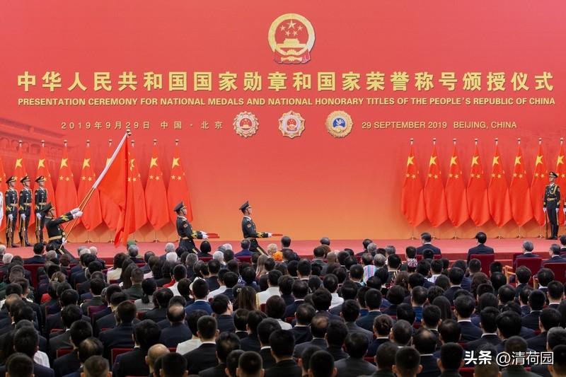 “七一勋章”获得者同唱一首歌满身勋章映初心，白发高歌颂信仰，那穿越岁月的熟悉旋律
