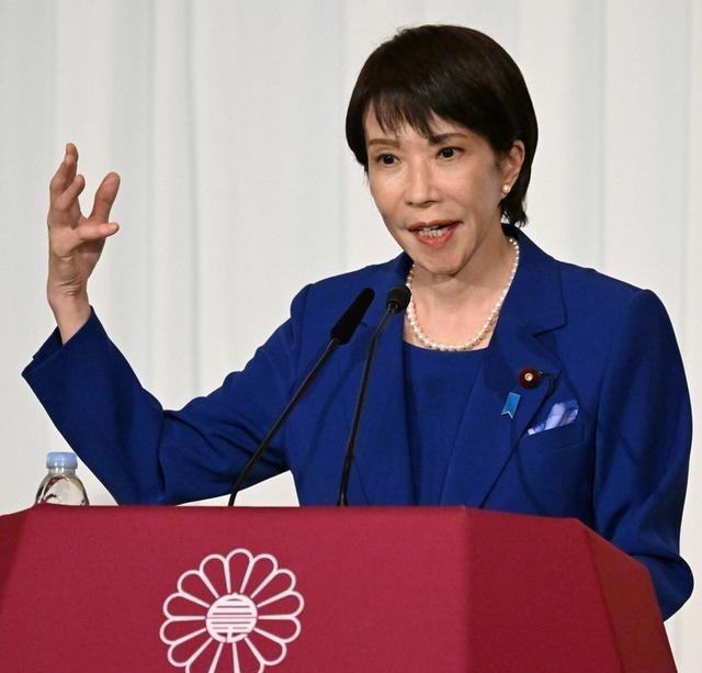 这几天，国内舆论场上围绕日本高市早苗内阁的支持率，出现了截然不同的两种观点。一种