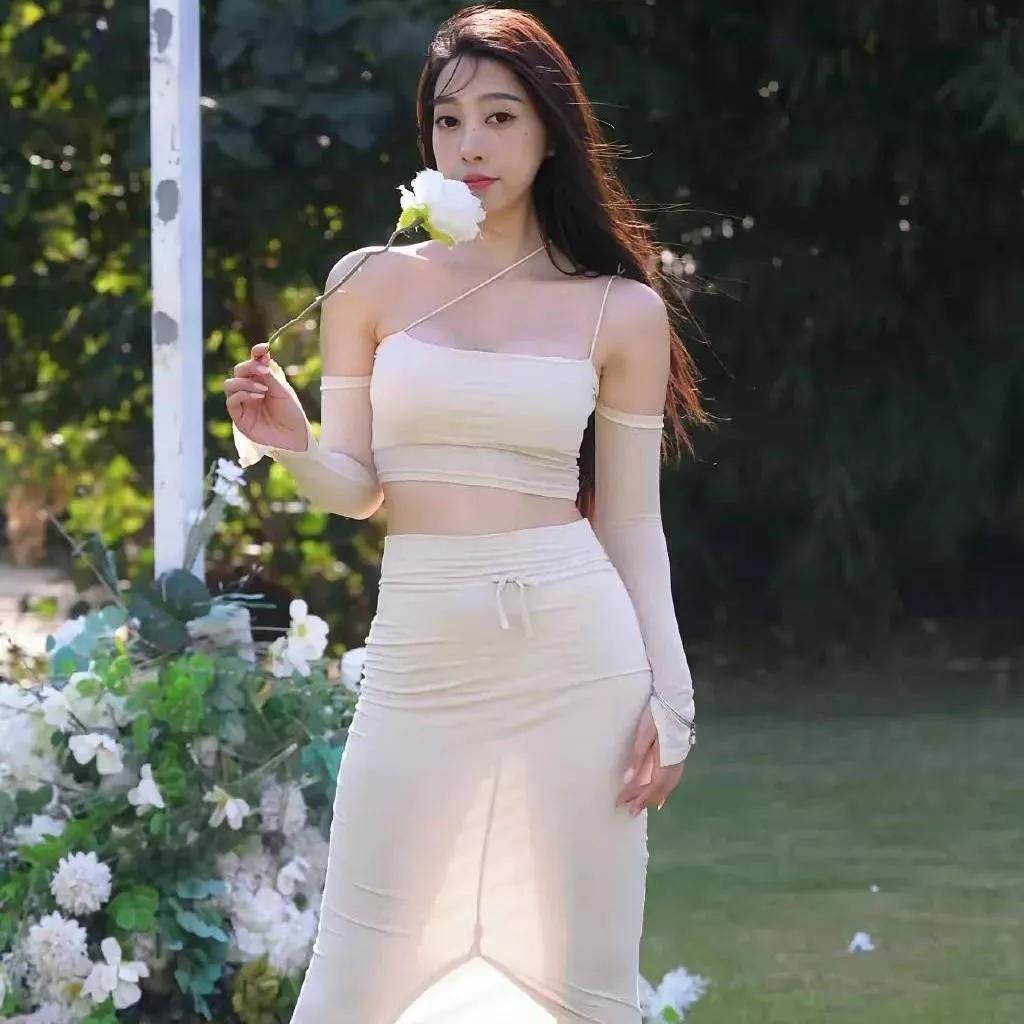 夏日清新穿搭，花香四溢的花园漫步。户外游玩穿搭 公园漫步穿搭 夏的小清新穿搭 初