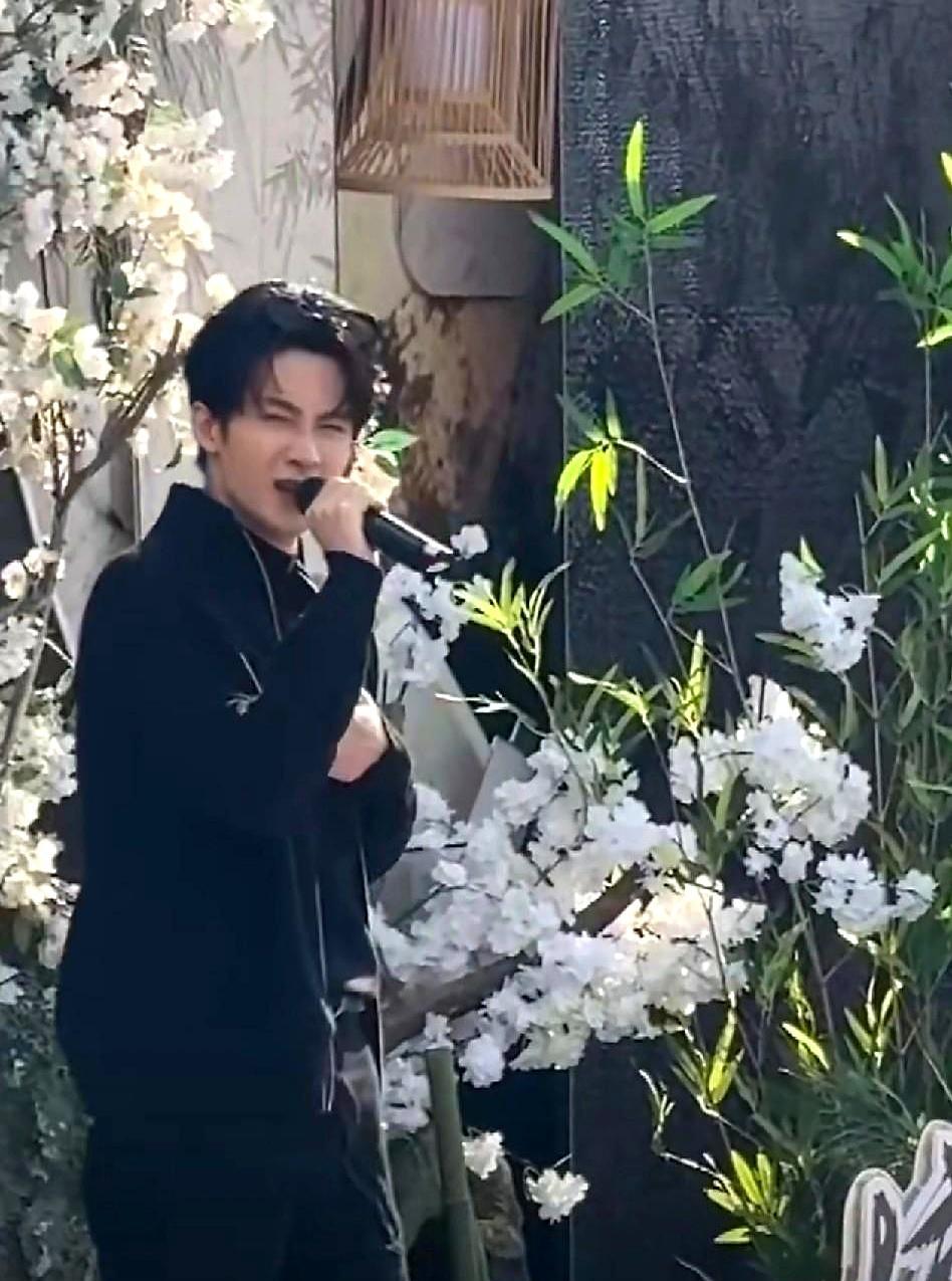 横店凌晨，风跟刀一样。
 
檀健次刚站定，八十米花墙一眼望不到头，三千二百架无人