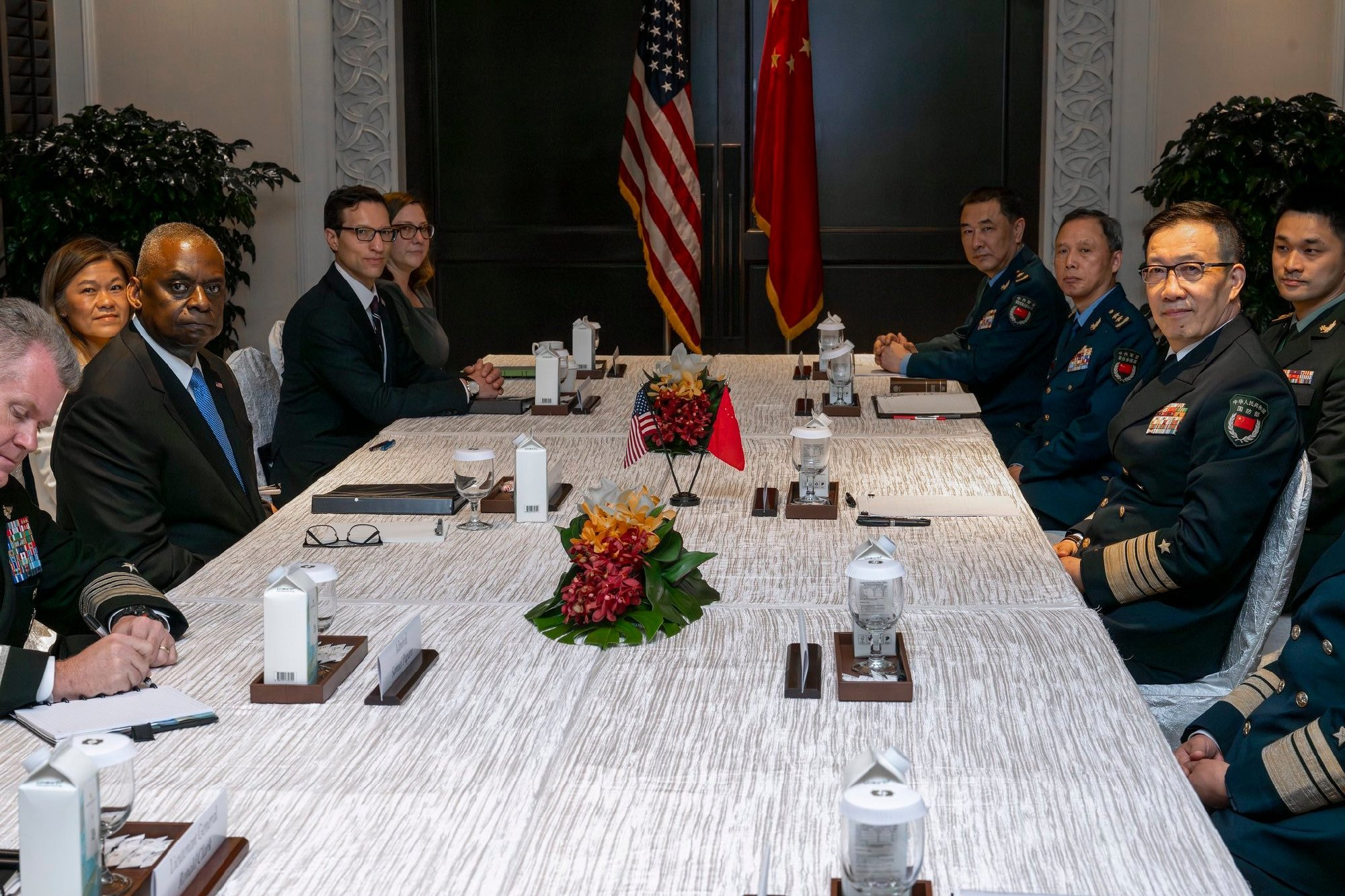 中美防长会晤：董军是真的帅奥斯丁有点卷边，之前他连续闹了好几次前列腺，差不点没噶