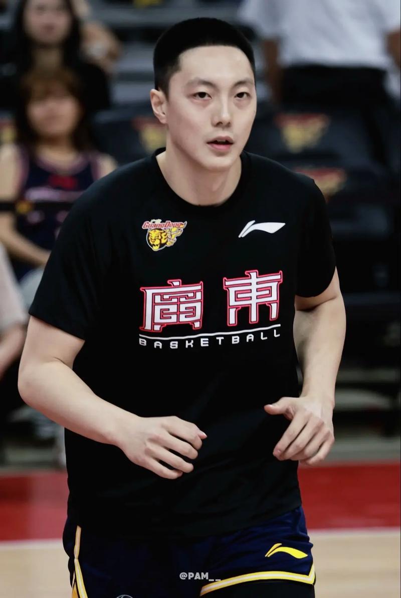从舆论低谷涅槃重生，胡明轩扛男篮队长袖标，用汗水击碎所有偏见

曾深陷舆论争议、