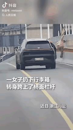 年关揪心一幕！男子10秒飞奔救跳桥女，本能善良最戳人
 
心酸又泪目！年关将至人
