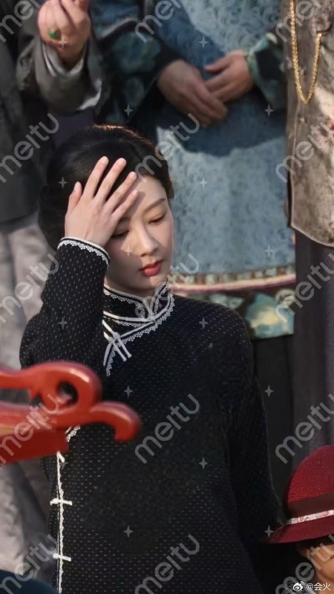 杨紫董君竹波点旗袍造型杨紫董竹君盘发路透 杨紫董竹君盘发路透 