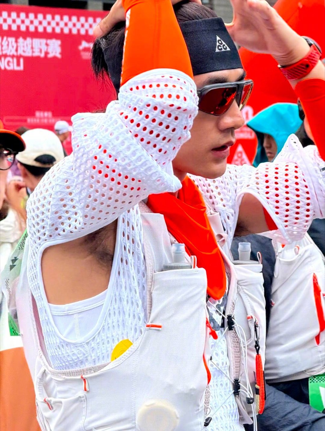 全世界都在偶遇此沙感觉去山里就能偶遇此沙随手一拍的生图也难掩此沙的帅气，此沙这生