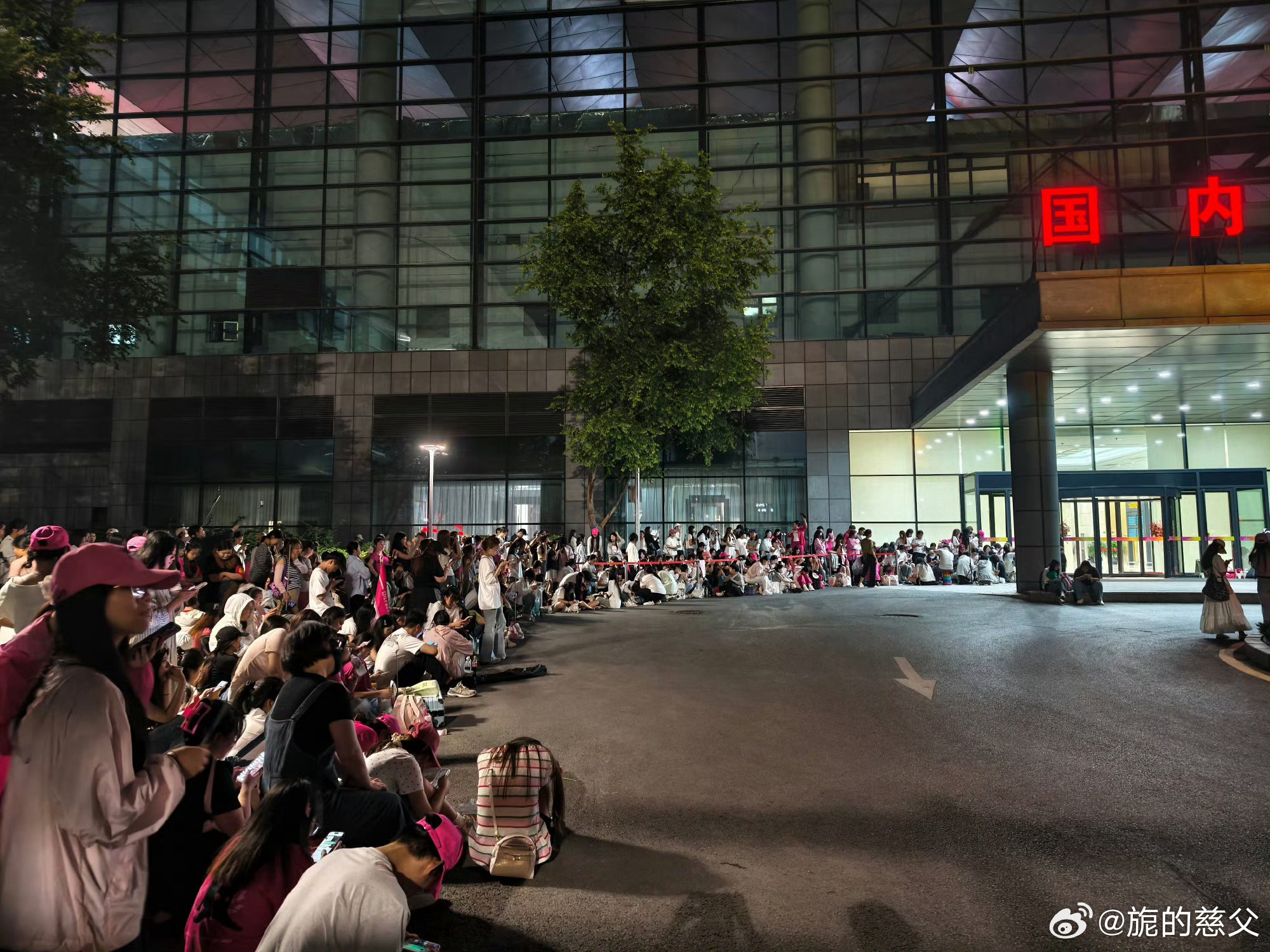 迪丽热巴粉丝黏性太超标了 都快十二点了这么多人夜排 大姐夜排注意安全呀 