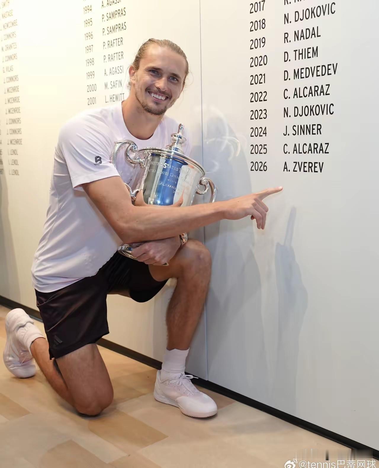 🎾🎾一边是兹维列夫拍球20下赢下大满贯冠军，一边是紫薇干净利落发球与大满贯无