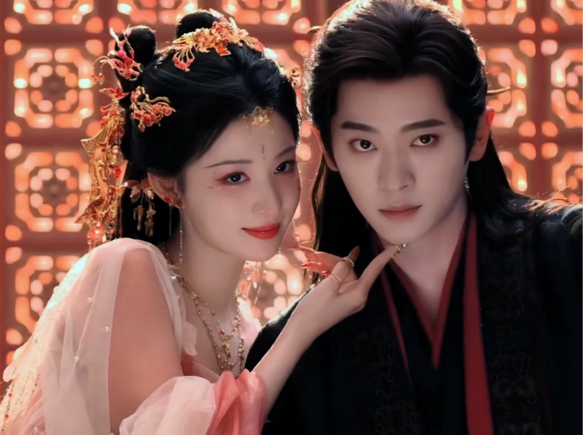 丞磊在飞机上帮王楚然剔牙 这这这成何体统！两个人真不把对方当外人呀，关系也太好了