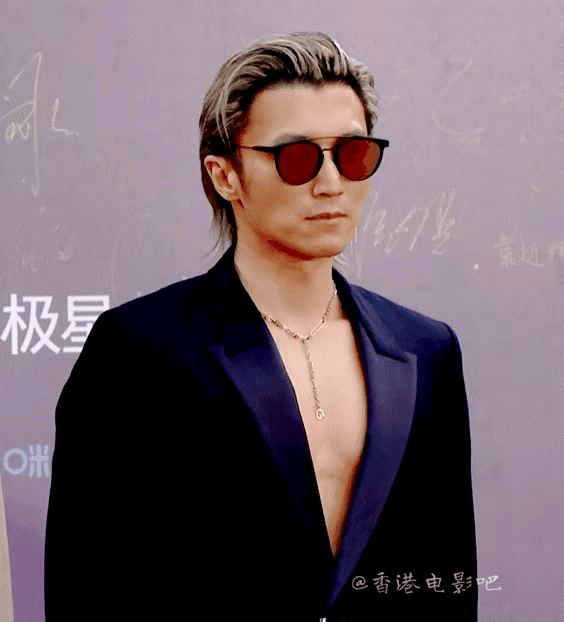 谢霆锋真的太迷人了，他穿着西装染了头发，让人梦回他22岁的帅气模样。

谢霆锋颜