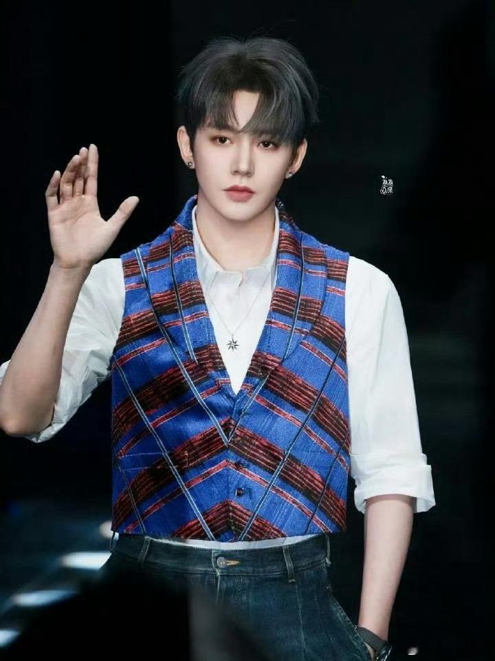 邓为不愧是内娱现役法拉利邓为蓝紫格纹马甲造型 谁还没被狠狠戳中！一出场就自带高光