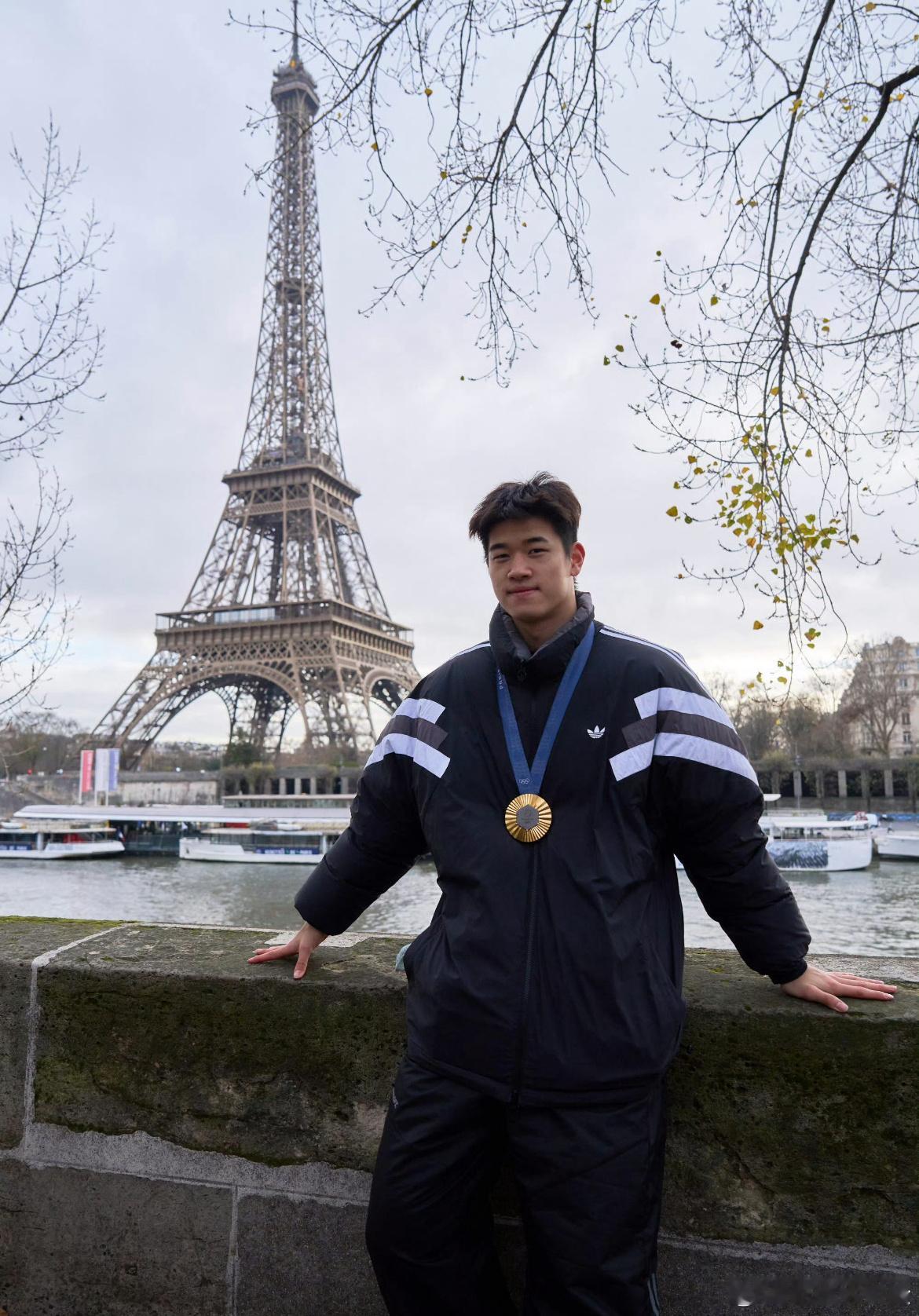 潘展乐带着他的奥运冠军奖牌来巴黎打卡啦！ 
