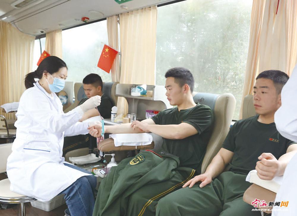 无偿献血进军营宁波宁海武警显担当 无偿献血车开进宁海武警营区，他们踊跃撸袖献血！