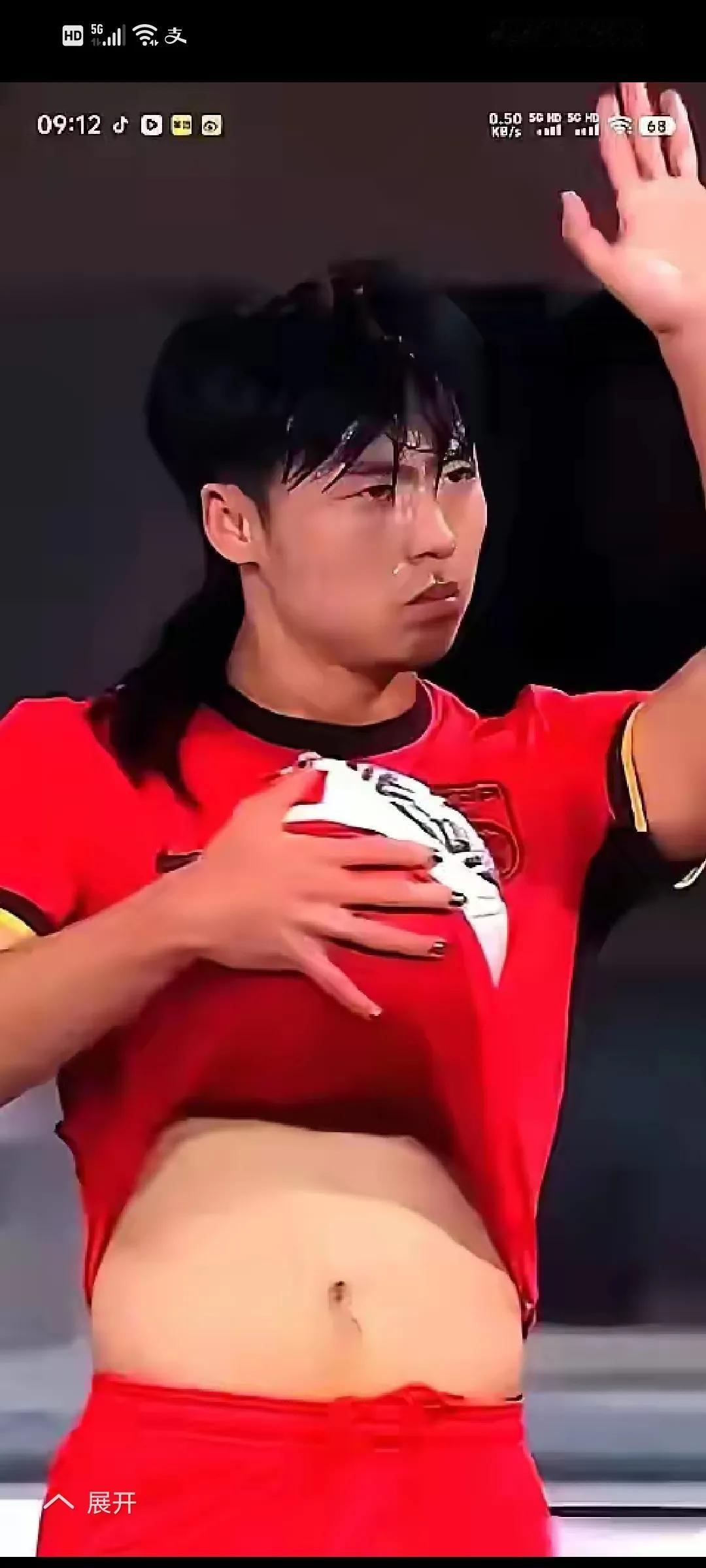 听说国足新开发了美甲新项目啦！看来以后女足可以代替男的进国足了。