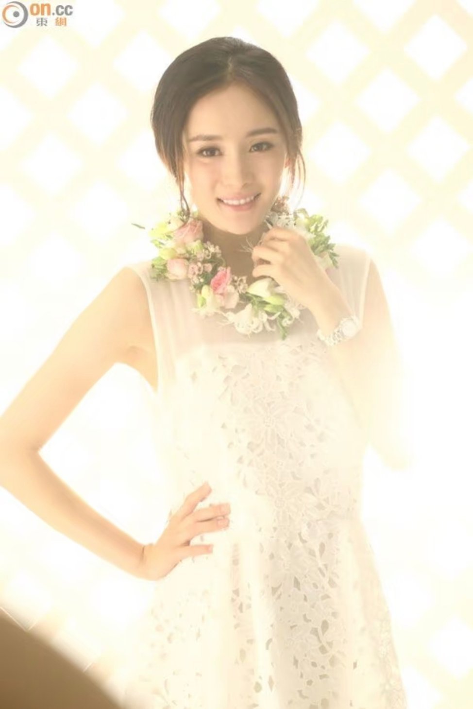 杨幂[超话] 生日快乐ym迪丽热巴叫杨幂大美美美美美女 ym杨幂水波白裙生贺图 