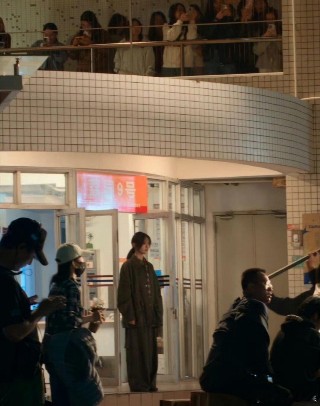 杨超越楼上到底有谁在啊 楼上的温柔，校园的欢喜，都藏在郑雨和陈砚周的并肩时光里。