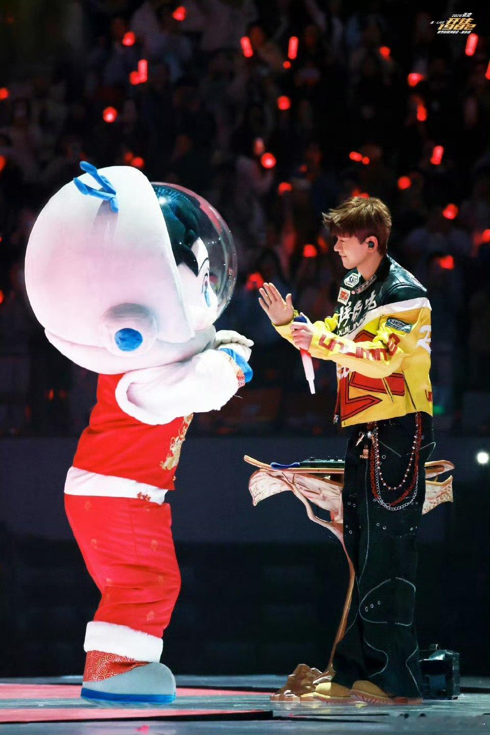 张杰送黄金 张杰未live巡回演唱会 张杰未live成都场，宠粉的每一步都踩在星