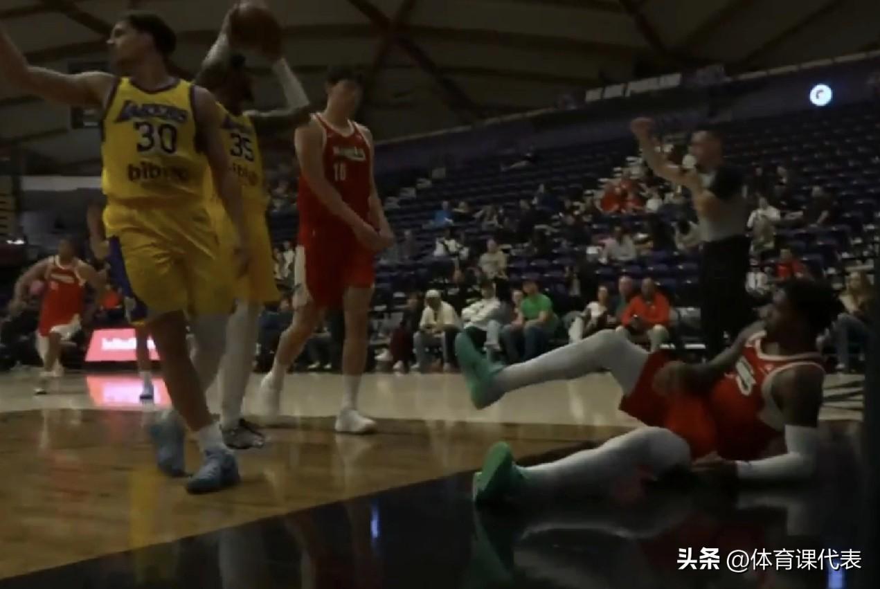 再战南湾湖人，杨瀚森上半场2分2板2助攻5失误3犯规，仅2次出手！北京时间202