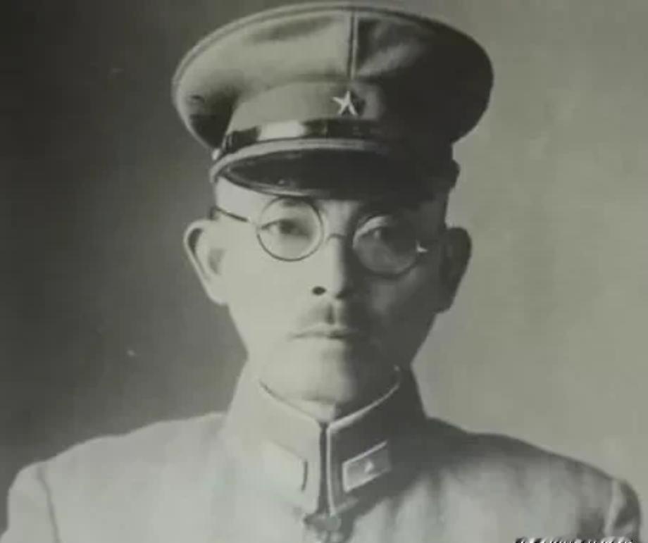 1945年，八路军神枪手正在伏击日军，却不知道先打谁比较好，就在这时，一个副官向