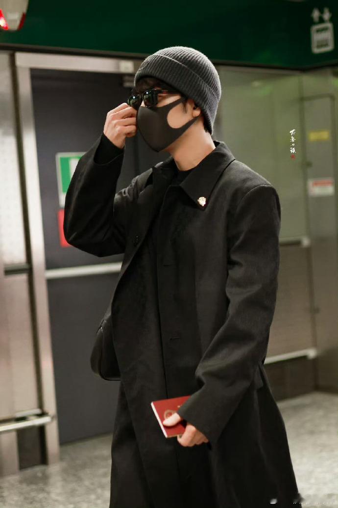 肖战米兰线下接机人气肖战抵达米兰人气肖战米兰到达路透来了！机场人山人海，接机阵仗