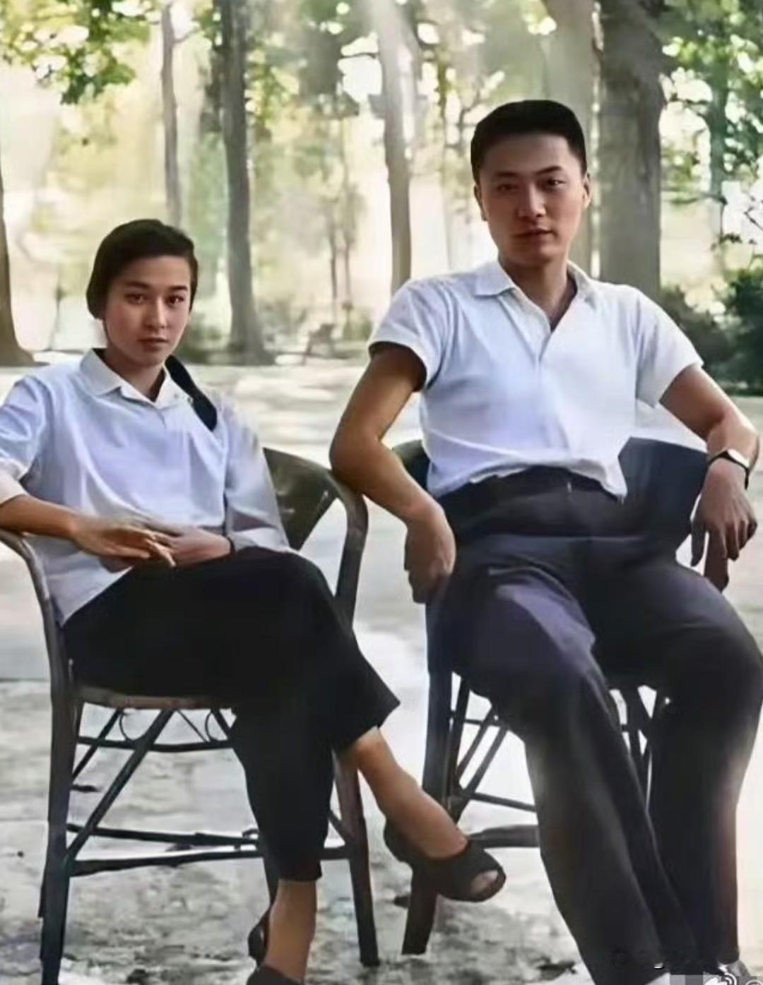 这一张照片拍摄于1975年，正在热恋中的两人在庐山的合影旧照，那时候的他们真的是