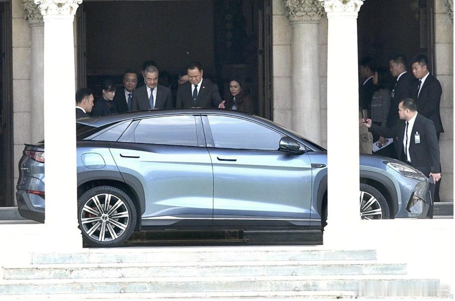 泰国总理不用豪华专车，改用比亚迪接待外宾，挺能说明问题的。一方面是两国关系亲近，