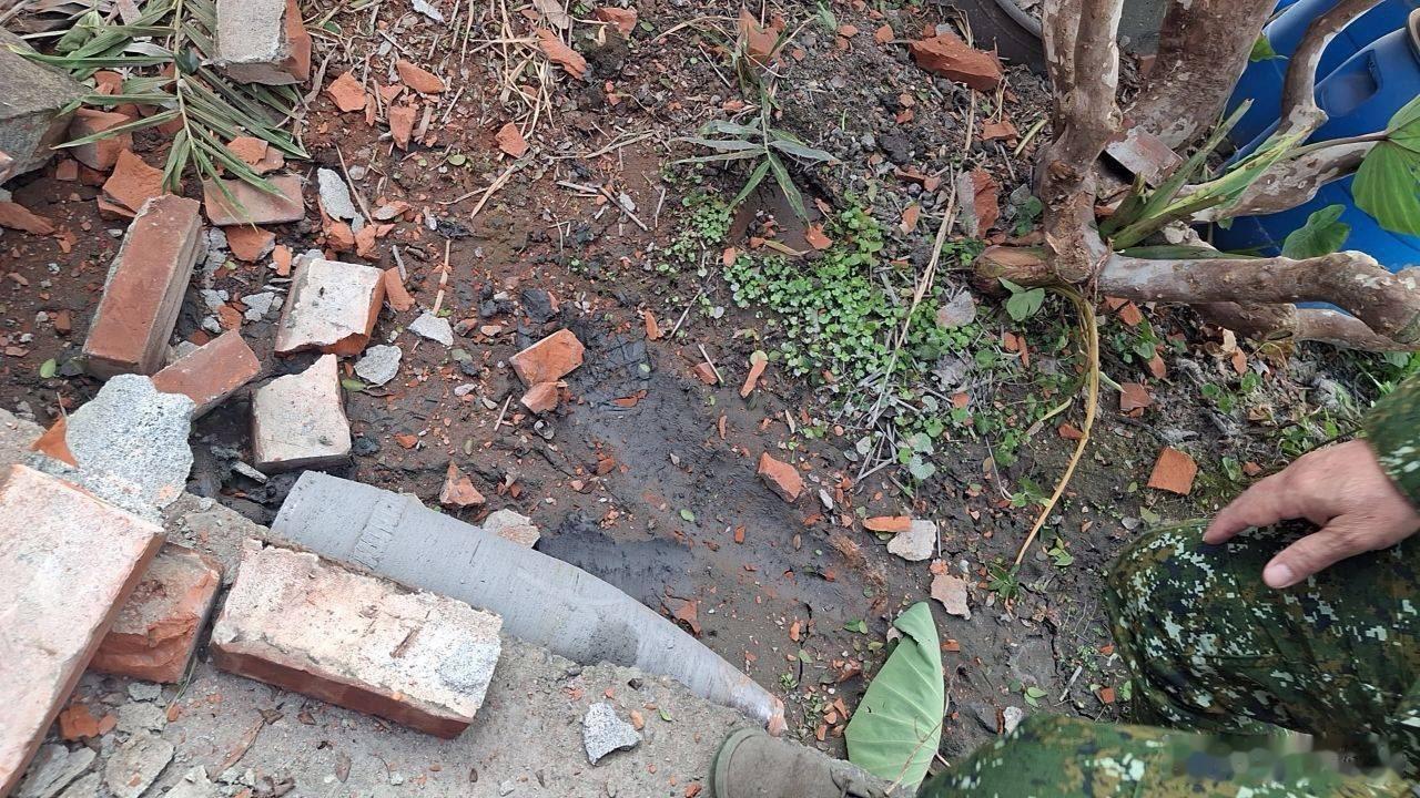 伪台陆军12月4号在岛内彰化县溪州乡进行实炮射击演练中，一枚155毫米炮弹打掉大