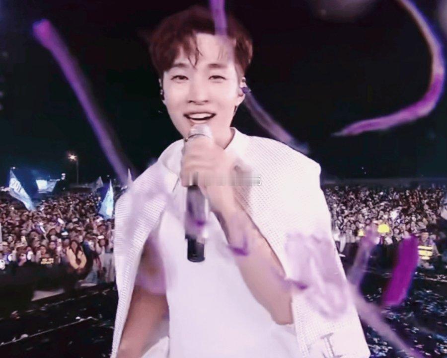 被刘宪华镜头签硬控30秒 哇塞！刘宪华简直是纯魅本魅！30秒镜头，笑意靠近，爱心